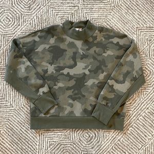 Hippie Rose Camo Sweatshirt. Size Juniors XL.